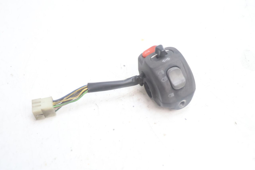 photo de PRZEŁĄCZNIK LEWY YAMAHA YP MAJESTY 125 (2002 - 2006) - Zoom stanu zużycia