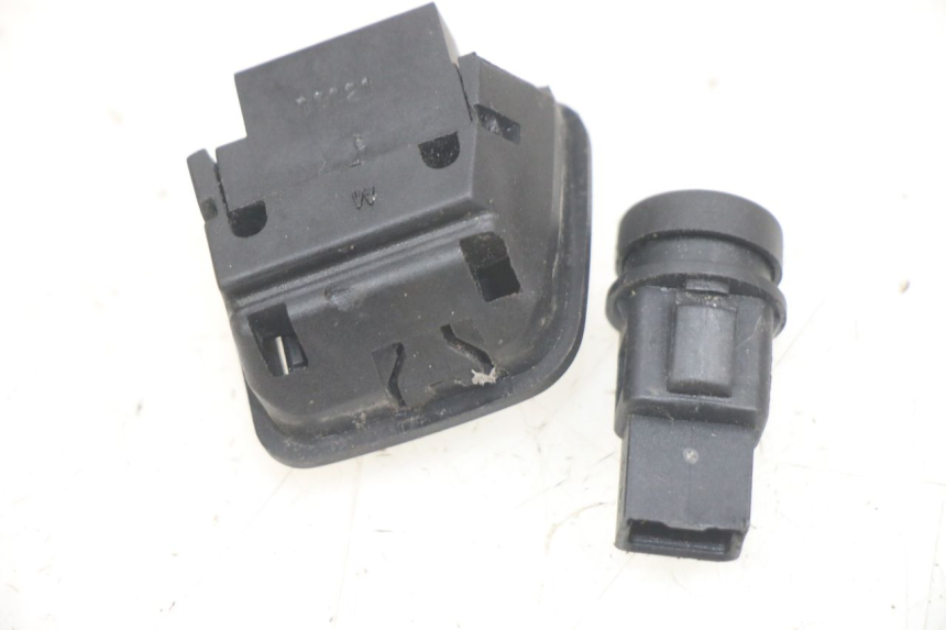 photo de PRZEŁĄCZNIK KIERUNKOWSKAZÓW PIAGGIO MEDLEY 125 (2016 - 2023) - Zoom stanu zużycia