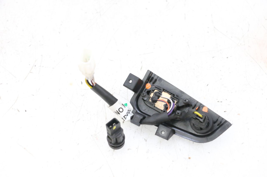 photo de PRZEŁĄCZNIK KIERUNKOWSKAZÓW PIAGGIO MP3 HPE 300 (2019 - 2026) - Zoom stanu zużycia