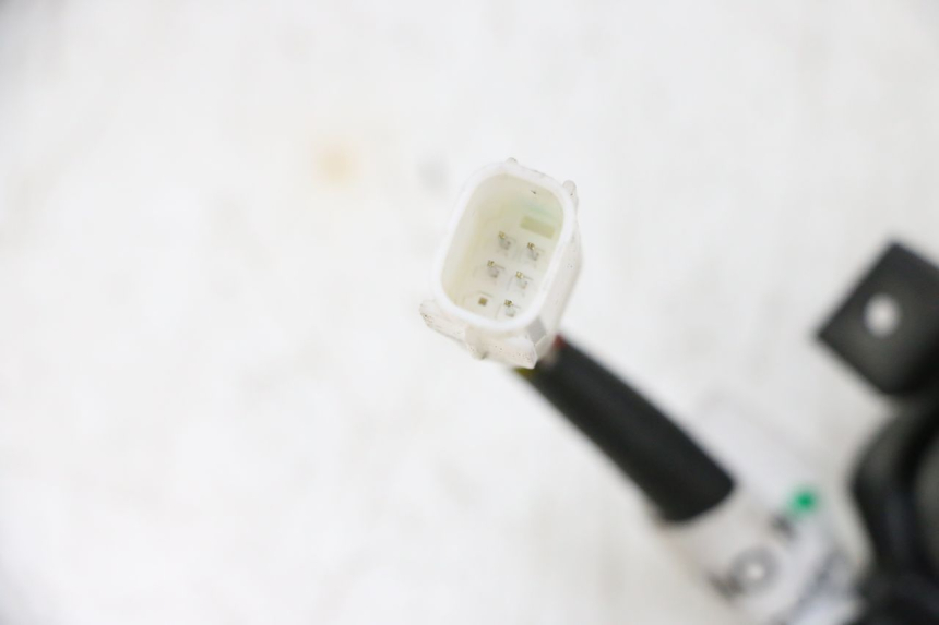 photo de PRZEŁĄCZNIK KIERUNKOWSKAZÓW PIAGGIO MP3 HPE 300 (2019 - 2026) - Zbliżenie techniczne