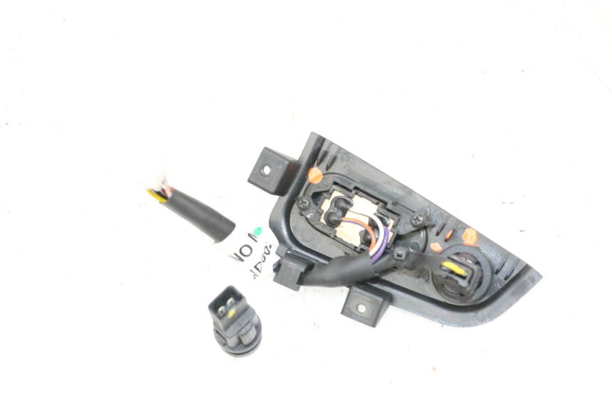 photo de PRZEŁĄCZNIK KIERUNKOWSKAZÓW PIAGGIO MP3 HPE 300 (2019 - 2026) - Widok ogólny