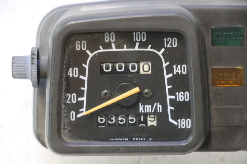 photo de LICZNIK SUZUKI DR S 600 (1985 - 1989) - Zbliżenie komponentów