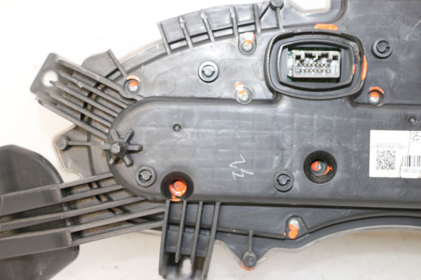 photo de LICZNIK HONDA FES S-WING SWING ABS 125 (2007 - 2015) - Szczegóły charakterystyczne