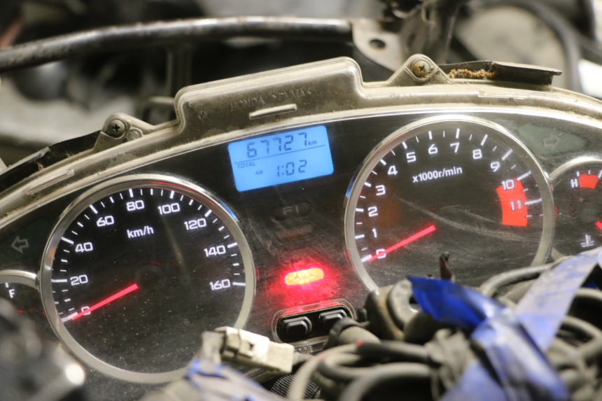 photo de LICZNIK HONDA FES S-WING SWING ABS 125 (2007 - 2015) - Zbliżenie techniczne