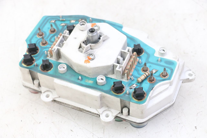 photo de LICZNIK PEUGEOT JET FORCE CARBU 50 (2003 - 2016) - Inny kąt widzenia