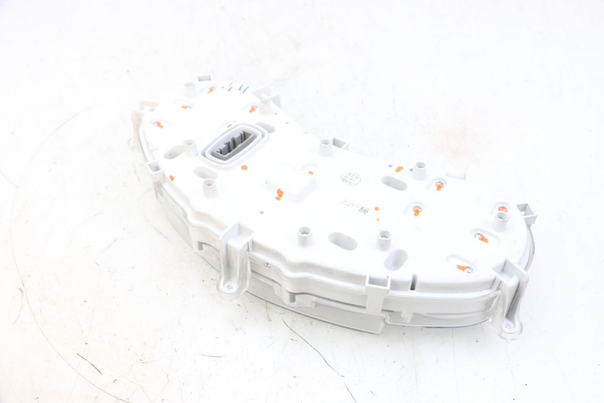 photo de LICZNIK PIAGGIO MP3 HPE 300 (2019 - 2026) - Inny kąt widzenia