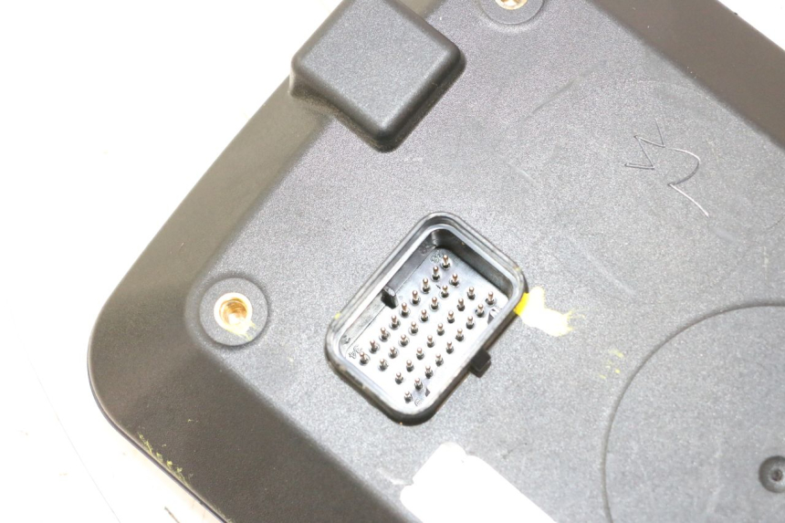 photo de LICZNIK PIAGGIO MP3 HPE 530 (2022 - 2026) - Stan powierzchni