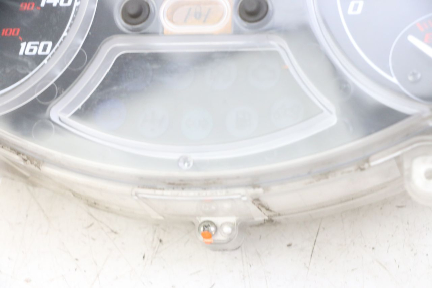 photo de LICZNIK PIAGGIO MP3 LT 300 (2010 - 2016) - Szczegóły charakterystyczne