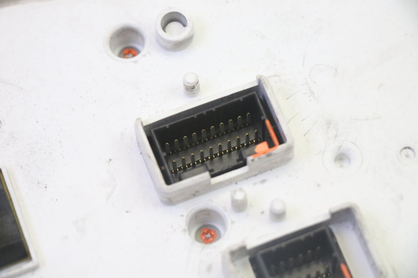 photo de LICZNIK PIAGGIO MP3 LT 300 (2010 - 2016) - Szczegóły charakterystyczne