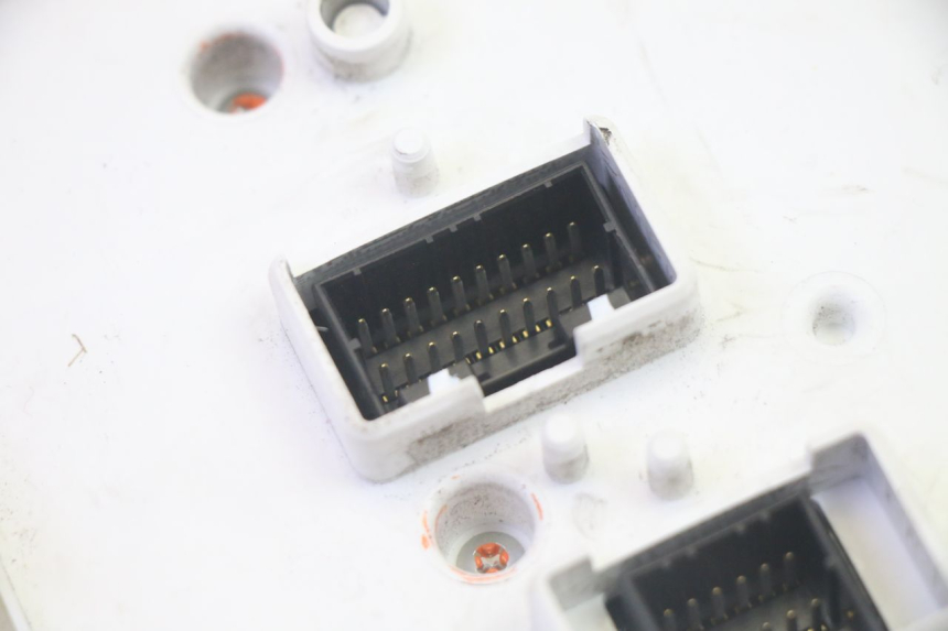 photo de LICZNIK PIAGGIO MP3 LT 400 (2007 - 2012) - Szczegóły charakterystyczne