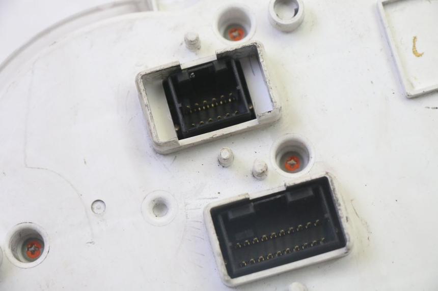 photo de LICZNIK PIAGGIO MP3 500 (2011 - 2015) - Szczegóły charakterystyczne