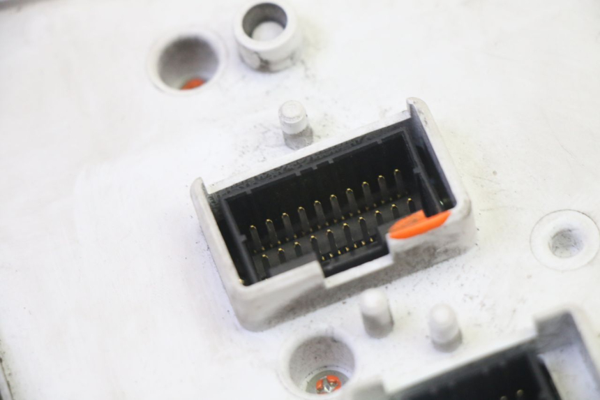 photo de LICZNIK PIAGGIO MP3 125 (2006 - 2014) - Szczegóły charakterystyczne