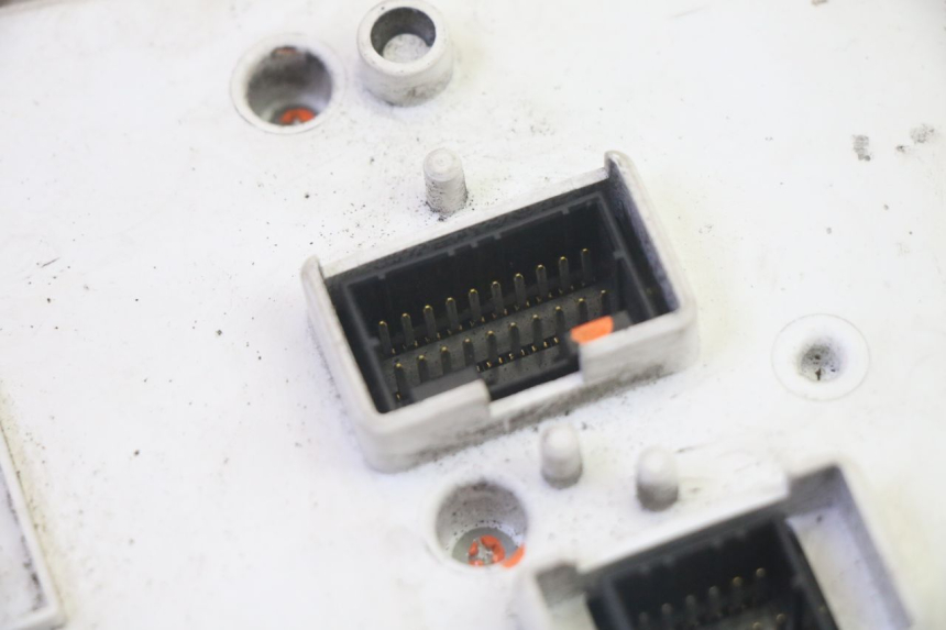 photo de LICZNIK PIAGGIO MP3 125 (2006 - 2014) - Szczegóły charakterystyczne