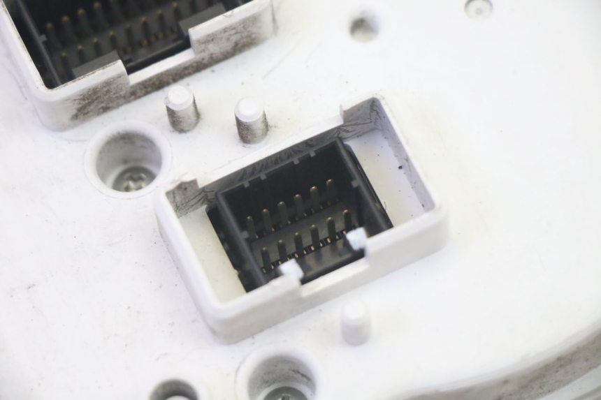 photo de LICZNIK PIAGGIO MP3 RL 250 (2006 - 2010) - Szczegóły charakterystyczne