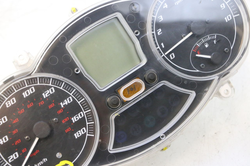 photo de LICZNIK PIAGGIO MP3 500 (2011 - 2015) - Alternatywny kąt