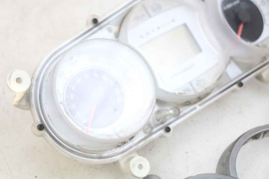 photo de LICZNIK PEUGEOT SATELIS 125 (2010 - 2012) - Szczegóły charakterystyczne