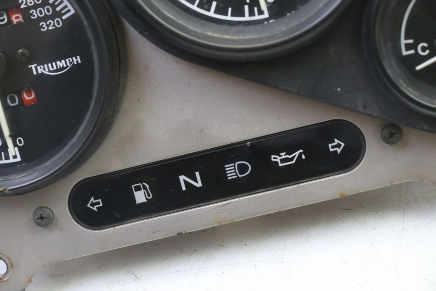 photo de LICZNIK TRIUMPH SPRINT 900 (1995 - 1998) - Zbliżenie techniczne