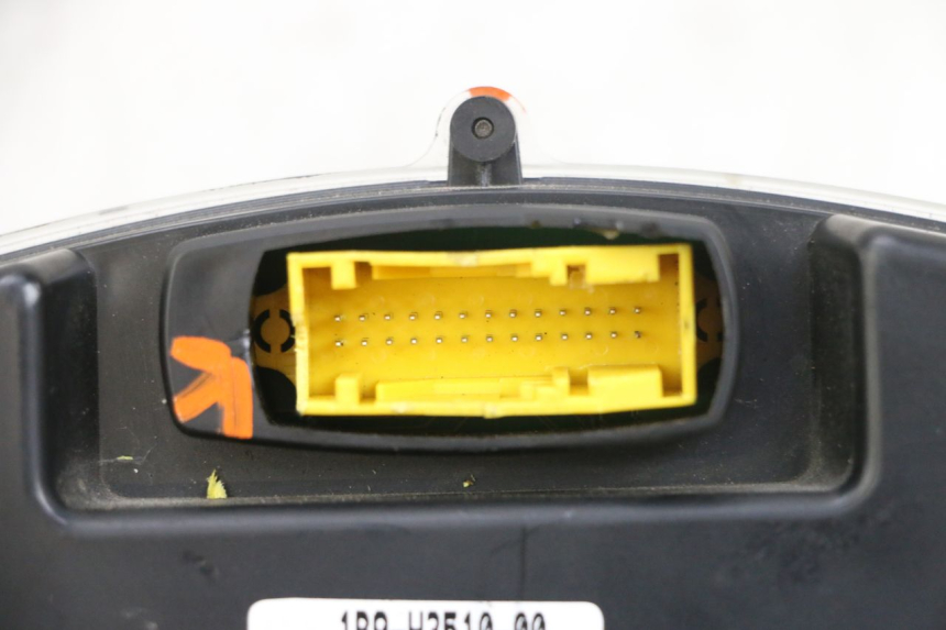 photo de LICZNIK YAMAHA XMAX X-MAX 125 (2006 - 2009) - Widok z bliska