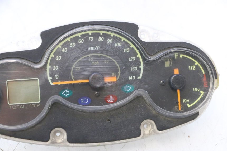 photo de LICZNIK YAMAHA YP MAJESTY 125 (2002 - 2006) - Szczegóły charakterystyczne