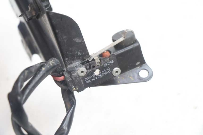 photo de STYK WŁĄCZNIKA ŚWIATEŁ STOP TYLNYCH CAN-AM SPYDER RS 1000 (2008 - 2012) - Inny kąt widzenia