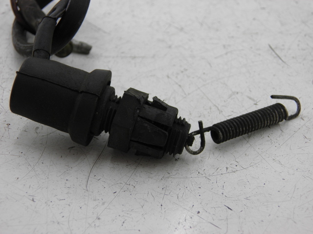 photo de Włącznik tylnego światła stopu YAMAHA YBR 125 (2004 - 2006) - Zoom stanu zużycia