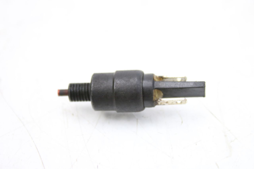 photo de Włącznik tylnego światła stopu PIAGGIO ZIP 4T 50 (2018 - 2020) - Zoom stanu zużycia