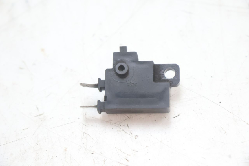 photo de WŁĄCZNIK ŚWIATEŁ STOP PRAWY HONDA FJS SILVER WING SILVERWING 400 (2005 - 2008) - Zoom stanu zużycia