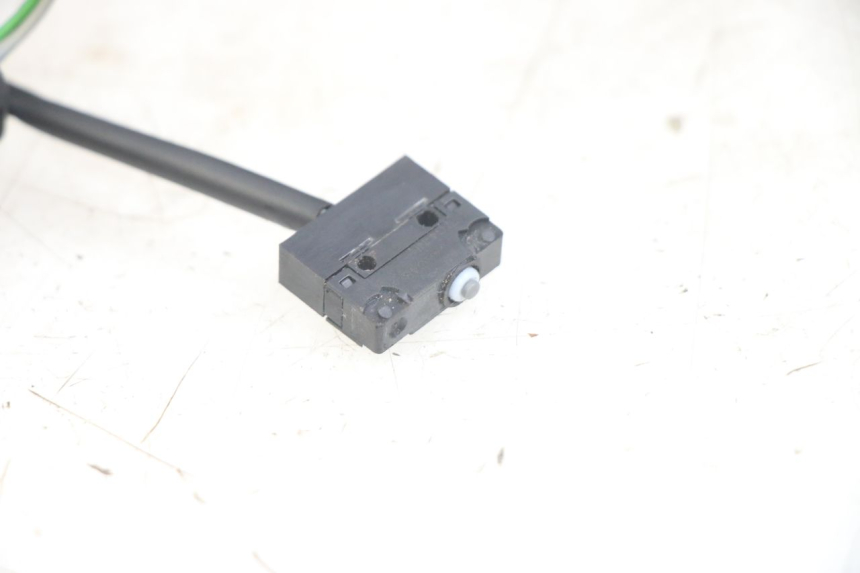 photo de WŁĄCZNIK ŚWIATEŁ STOP PRAWY PEUGEOT GEOPOLIS RS 125 (2007 - 2009) - Inny kąt widzenia