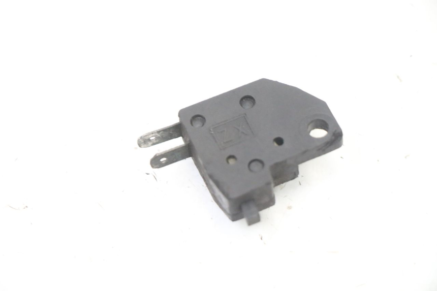 photo de WŁĄCZNIK ŚWIATEŁ STOP PRAWY KYMCO DINK STREET 125 (2009 - 2014) - Zoom stanu zużycia