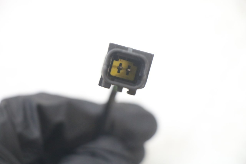 photo de WŁĄCZNIK ŚWIATEŁ STOP PRAWY PEUGEOT SATELIS COMPRESSOR K15 125 (2006 - 2009) - Zbliżenie techniczne