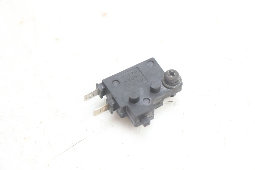 photo de WŁĄCZNIK ŚWIATEŁ STOP PRAWY HONDA VFR FI RC46 800 (1998 - 2001) - Szczegół części