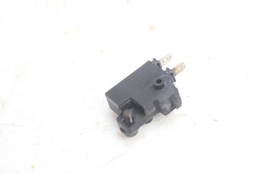 photo de WŁĄCZNIK ŚWIATEŁ STOP PRAWY HONDA VFR FI RC46 800 (1998 - 2001) - Inny kąt widzenia
