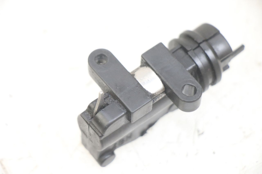 photo de Włącznik światła stopu prawy YAMAHA XJN DIVERSION 600 (2000 - 2003) - Inny kąt widzenia