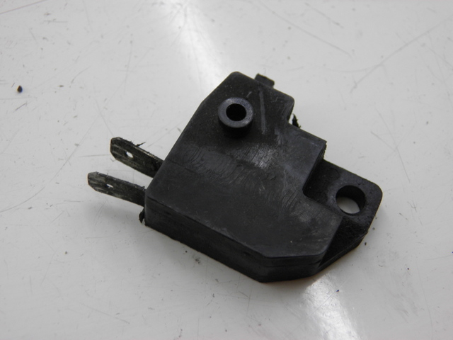 photo de WŁĄCZNIK ŚWIATEŁ STOP PRAWY YAMAHA FZS FAZER 600 (1998 - 2001) - Szczegół części