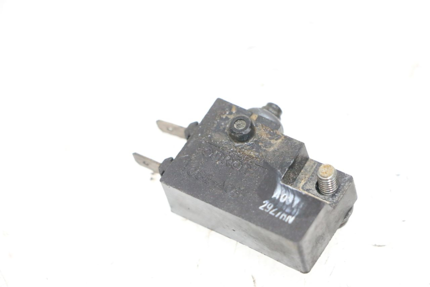 photo de WŁĄCZNIK ŚWIATEŁ STOP PRAWY YAMAHA YFM R RAPTOR 250 (2008 - 2014) - Zoom stanu zużycia