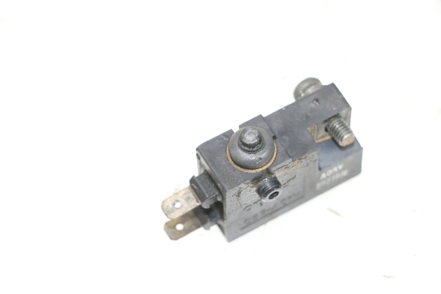 photo de WŁĄCZNIK ŚWIATEŁ STOP PRAWY YAMAHA YFM R RAPTOR 250 (2008 - 2014) - Inny kąt widzenia