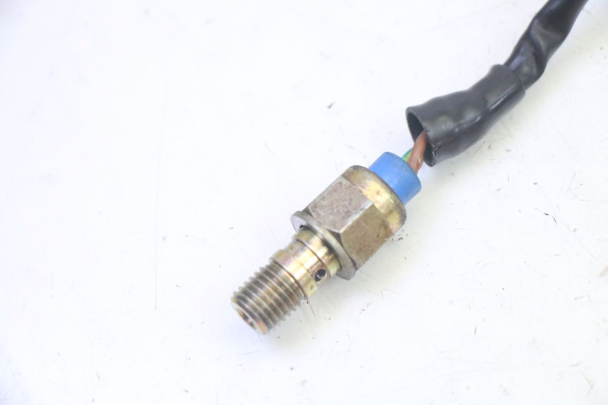 photo de Włącznik światła stop lewy ADIVA AD3 300 (2014 - 2020) - Zoom stanu zużycia