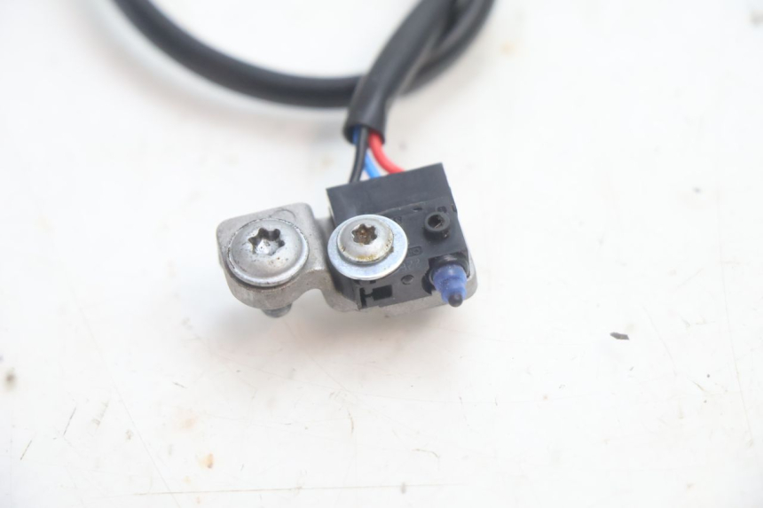photo de STYK PRZEKAŹNIKA ŚWIATEŁ STOP LEWY PIAGGIO MP3 HPE 530 (2022 - 2026) - Zbliżenie techniczne