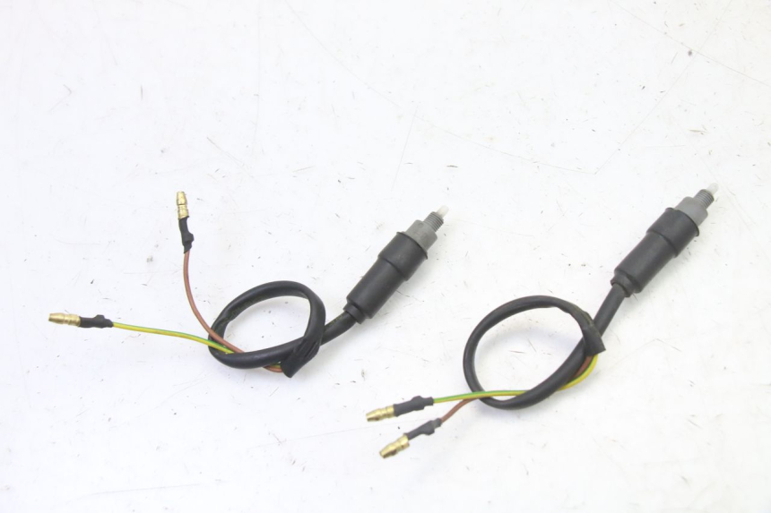 photo de Włącznik światła stopu YAMAHA JOG R 50 (2004 - 2014) - Zbliżenie techniczne