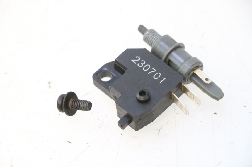 photo de WYŁĄCZNIK ŚWIATEŁ STOP PEUGEOT KISBEE 4T 50 (2023 - 2026) - Zoom stanu zużycia