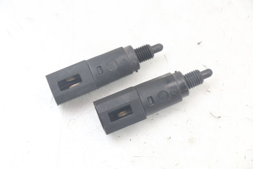 photo de Włącznik światła stopu PIAGGIO LIBERTY 125 (2009 - 2013) - Zoom stanu zużycia