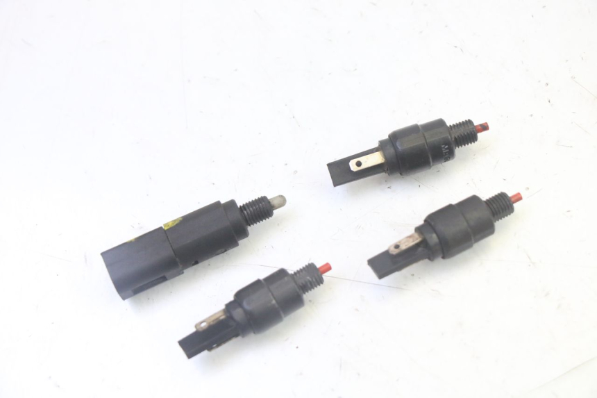 photo de Włącznik światła stopu PIAGGIO MP3 LT 300 (2010 - 2016) - Zoom stanu zużycia