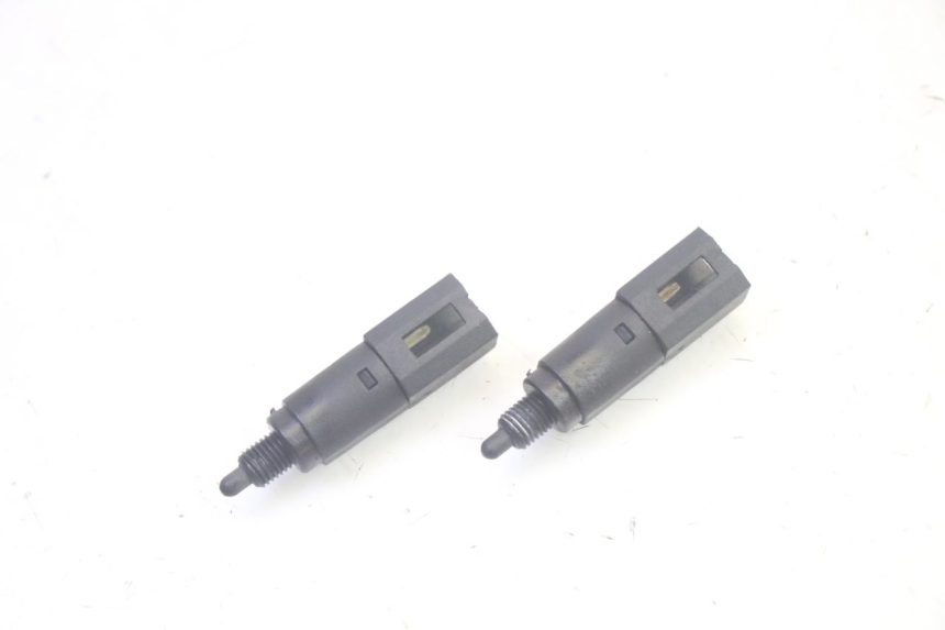 photo de Włącznik światła stopu PIAGGIO MP3 LT 400 (2007 - 2012) - Widok główny