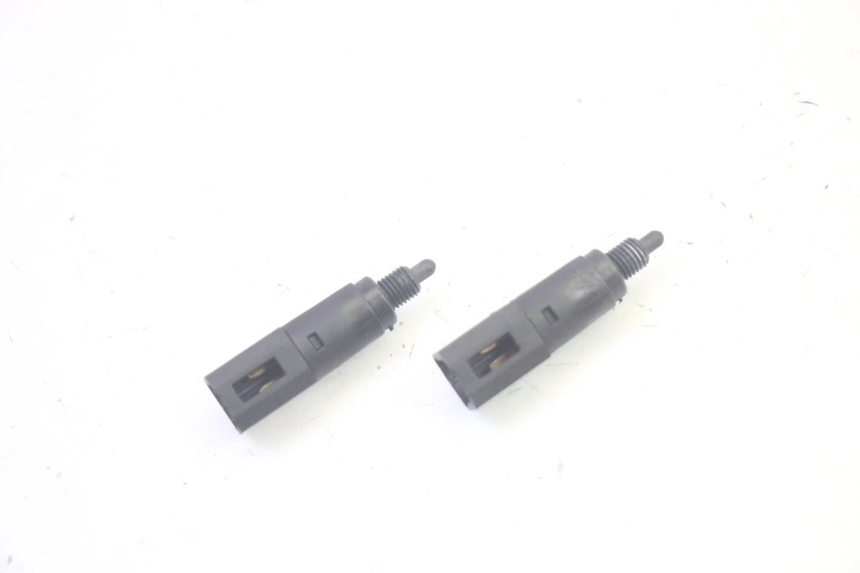 photo de Włącznik światła stopu PIAGGIO MP3 LT 400 (2007 - 2012) - Szczegół części