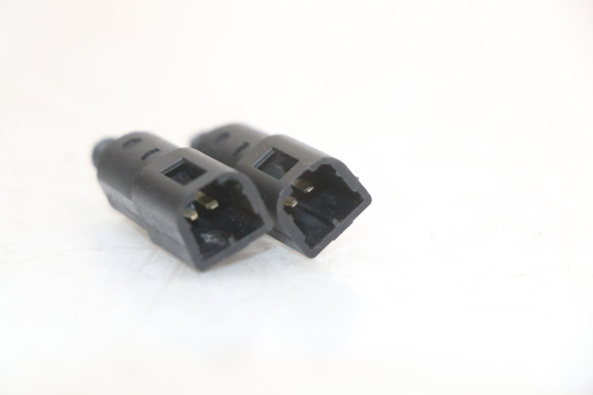 photo de Włącznik światła stopu PIAGGIO MP3 125 (2006 - 2014) - Inny kąt widzenia