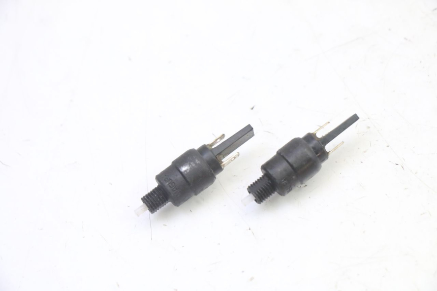 photo de Włącznik światła stopu PIAGGIO MP3 RL 250 (2006 - 2010) - Widok główny