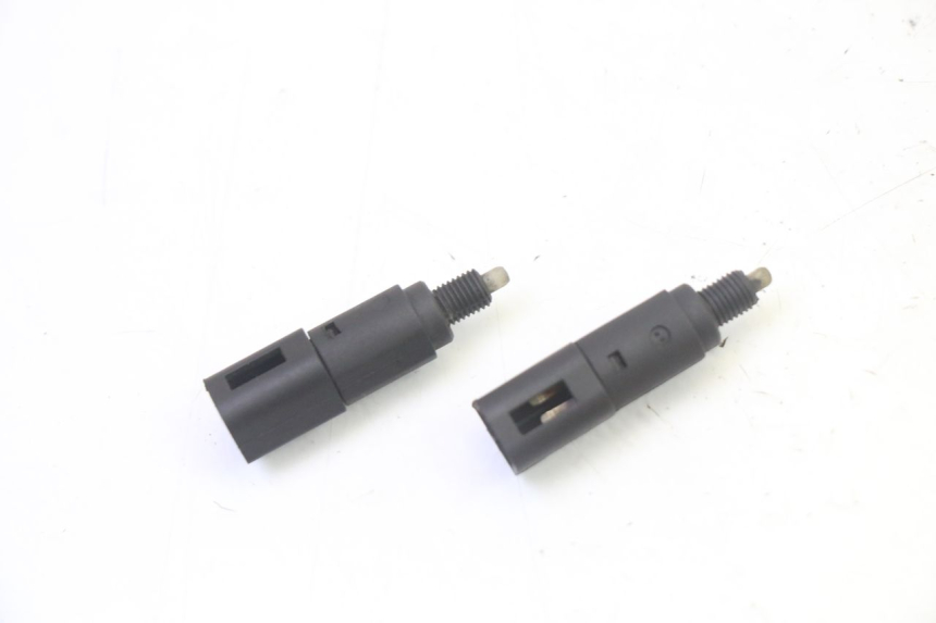 photo de Włącznik światła stopu PIAGGIO MP3 125 (2006 - 2014) - Szczegół części