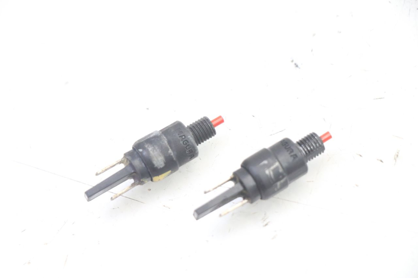 photo de Włącznik światła stopu PIAGGIO NEW TYPHOON 50 (2018 - 2021) - Zoom stanu zużycia