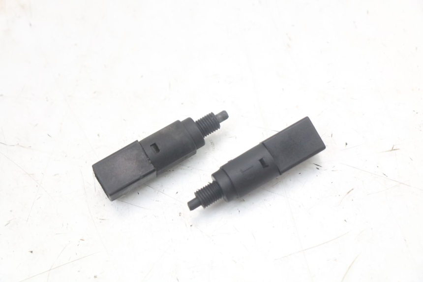 photo de Włącznik światła stopu PIAGGIO NEW TYPHOON 50 (2010 - 2017) - Zoom stanu zużycia