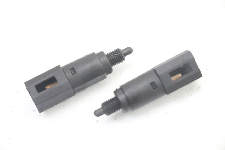 photo de Włącznik światła stopu PIAGGIO VESPA GRANTURISMO 125 (2003 - 2007) - Szczegół części